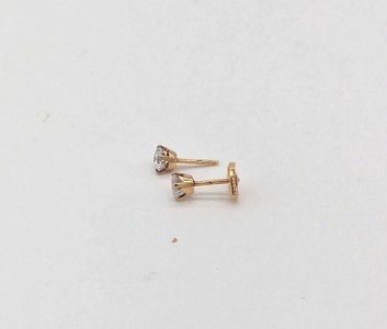 PAIRE DE PUCES D'OREILLES en or (750) et...